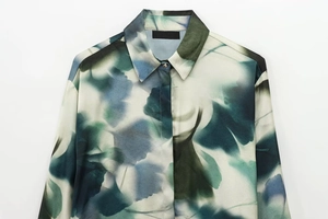 Détail de la texture satinée lisse et de l'imprimé floral abstrait sur la chemise à manches