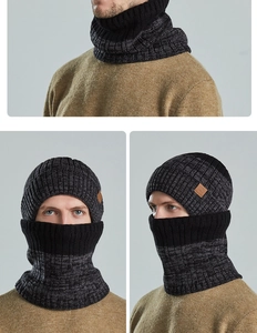 Detail van gebreide muts en sjaal set in zwart en grijs met warme fleece voering