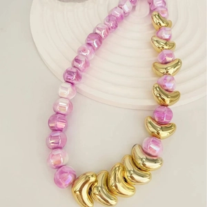 Collana di perle in stile hawaiano color caramello con ciondoli a mezzaluna dorati
