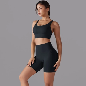 Completo fitness nero 2 pezzi con reggiseno sportivo e pantaloncini a vita alta senza cuciture
