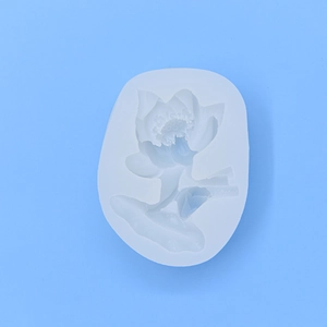 Moule en silicone en forme de lotus pour gâteaux, bougies et savons sur fond bleu