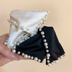 Détails de barrettes nœuds en satin noir et blanc avec bordure en perles élégantes