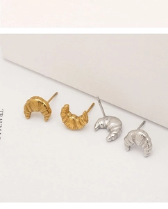 Détails des boucles d'oreilles croissant en finitions dorées et argentées polies