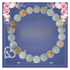 Détail d'un bracelet en pierre naturelle avec breloque cœur et carte de fête des mères
