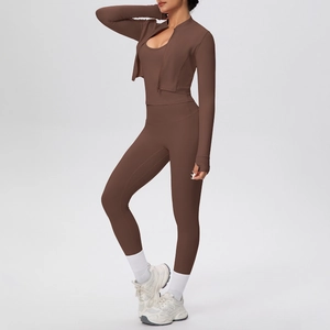 Dettaglio del set yoga 3 pezzi color marrone caffè con giacca e leggings modellanti
