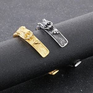 Dettaglio macro del bracciale rigido drago vintage in oro e argento antico