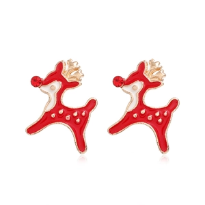 Vue détaillée des boucles d'oreilles rennes de Noël avec émail rouge et strass brillants