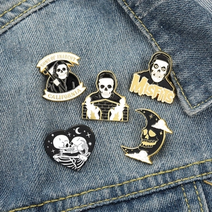 Set di cinque spille in smalto gotico con motivi a teschio e mietitore su denim