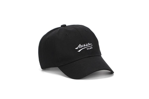 Gros plan détaillé de la broderie Stubborn 1993 blanche sur une casquette noire