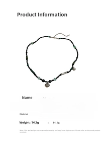 Détail du collier ras du cou perlé avec breloques lotus et cadenas, taille 52.5cm