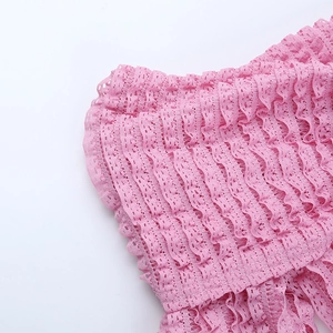 Gros plan sur le tissu en dentelle rose avec broderie ajourée et motifs de texture élégants