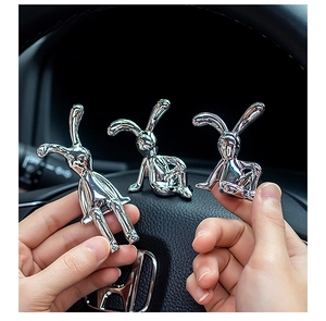 Detaillierte Nahaufnahme von drei silbernen Hasenfiguren mit glänzendem UV-Finish