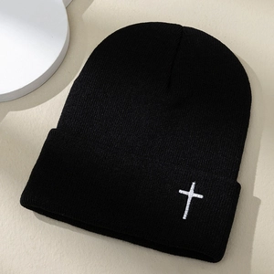 Bonnet en maille côtelée noire d'hiver avec broderie croix blanche pour homme et femme