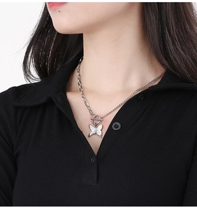 Détail du collier papillon en argent avec fermoir à bascule OT et maillons mélangés