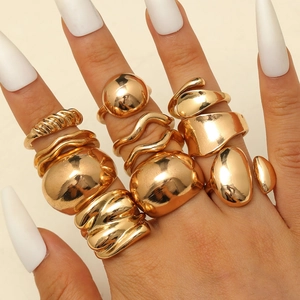 Lava unregelmäßiges Tropf-Stil Gold Metall Ringe Set getragen an der Hand