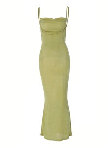 Détail d'une robe longue vert olive à fines bretelles avec un col bénitier sophistiqué