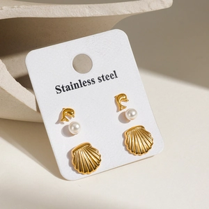 Ensemble de trois paires de boucles d'oreilles en acier avec dauphin, perle et coquillage
