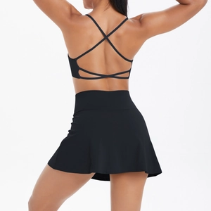 Vue arrière du soutien-gorge de sport noir à bretelles croisées et jupe de tennis