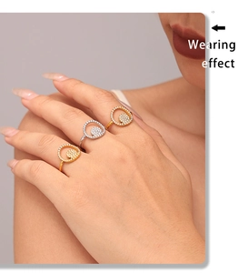 Effet de porter des bagues double cercle serties de zircons en or et argent