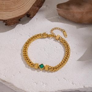 Détail du bracelet gourmette plaqué or 18 carats avec zircon vert émeraude carré poli