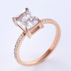 Anillo elegante de oro rosa con una gran gema rectangular y diamantes laterales