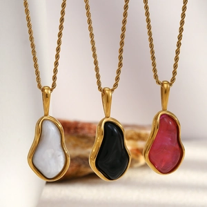 Minimalist 18K gold plated necklace with baroque style pearl pendants in white black and red