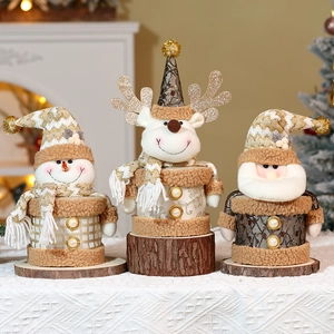 Eleganti bambole natalizie con cappelli di paillettes e basi in legno in un set festivo