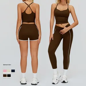Ensemble de yoga marron avec brassière dos nu et legging à rayures contrastées