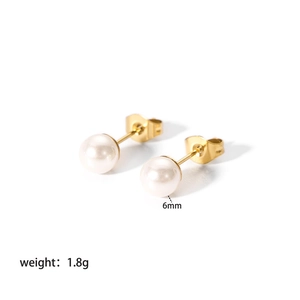 Vue détaillée des boucles d'oreilles perles 6mm plaquées or 18K avec poids de 1,8g