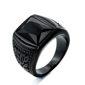 Anillo de hombre en acero inoxidable negro con gema rectangular y motivos grabados