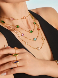 Détail du collier multicouche plaqué or 18 carats avec pierres de verre colorées taillées