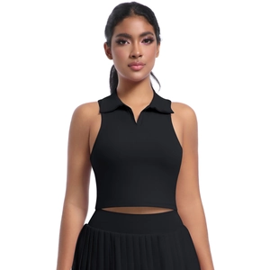 Vue de face haut court polo noir sans manches avec jupe plissée ensemble de tennis sport
