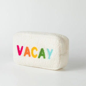Détail de la trousse de maquillage en polaire blanche avec broderie VACAY colorée