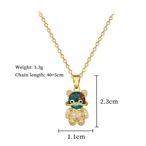 Vue détaillée du collier pendentif ours avec dimensions et ornements en cristal brillant
