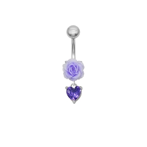 Gros plan d'un piercing nombril avec rose violette et pierre en forme de cœur