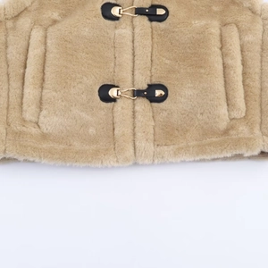 Gilet en polaire tendance avec boucle en métal et texture en fausse fourrure beige chic
