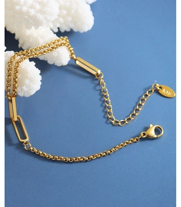 Detail of 18K gold-plated double-layer chain bracelet with K18 engraved tag