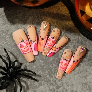 Faux ongles d'Halloween rose cercueil avec motifs de citrouille et strass colorés