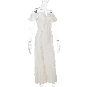 Detailansicht weißes Off-Shoulder-Maxikleid mit gestuften Rüschen und Spitzen-Textur