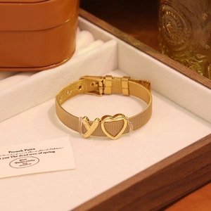 Détail d'un bracelet doré avec lettre Y et cœur dans un coffret cadeau en bois