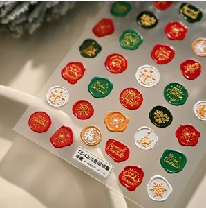 Macro-opname van 3D-kerstnagelstickers met sneeuwvlokken en rendieren op een vel