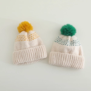 Bonnets en tricot d'hiver pour enfants avec motifs jacquard colorés et grands pompons en fourrure