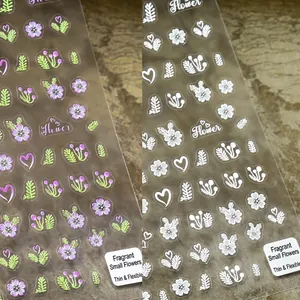Adesivi per unghie giapponesi con fiori viola e cuori rosa stile sottile set