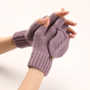 Dettaglio di guanti in maglia viola con risvolto in ecopelliccia e bottone in legno