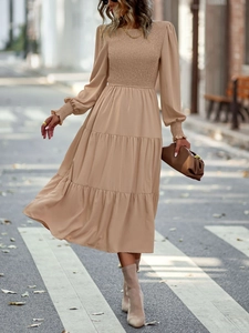 Détail de la taille smockée et de la robe midi à plusieurs niveaux de couleur kaki