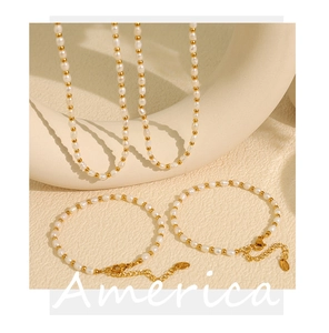 Detailed set of vintage baroque pearl necklace and bracelet with gold metal beads