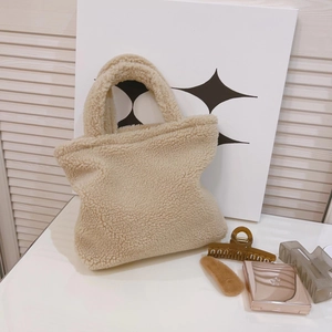 Borsa tote beige in peluche di ecopelliccia invernale con manici morbidi e capiente
