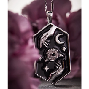 Sechseckige Tarot-Halskette mit Rose, Mond und Sternen aus Silbermetall und Emaille