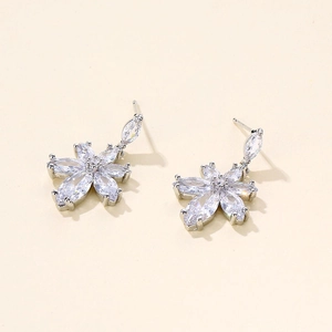 Boucles d'oreilles fleurs en zircon argenté avec cristaux élégants de coupe marquise