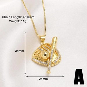 Détail du pendentif gant et batte de baseball plaqué or 18k avec zircons blancs